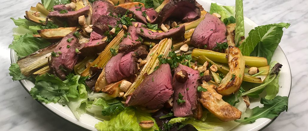 Lammrostbiff med bakad purjolök och rostade hasselnötter