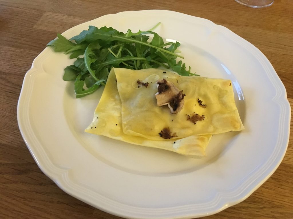 Ungsgratinerad ravioli med smarrig fyllning och sommartryffel