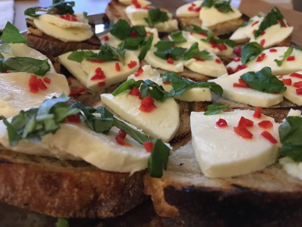 Bruschetta i de italienska färgerna