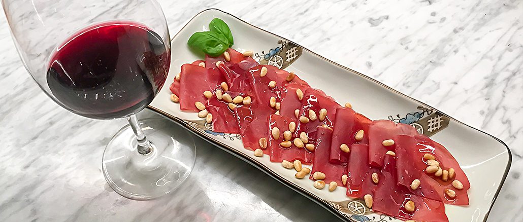 Bresaola med olivolja och rostade pinjenötter -italienska smaker