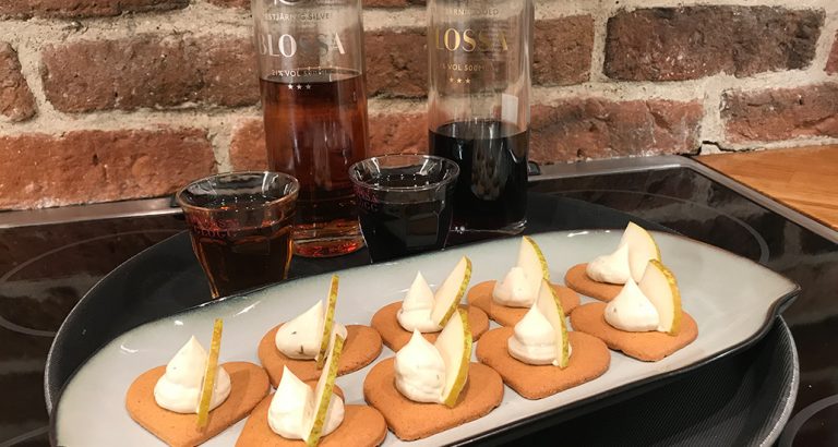 Digitalt glöggmingel med pepparkakor, ädelostcreme och päron
