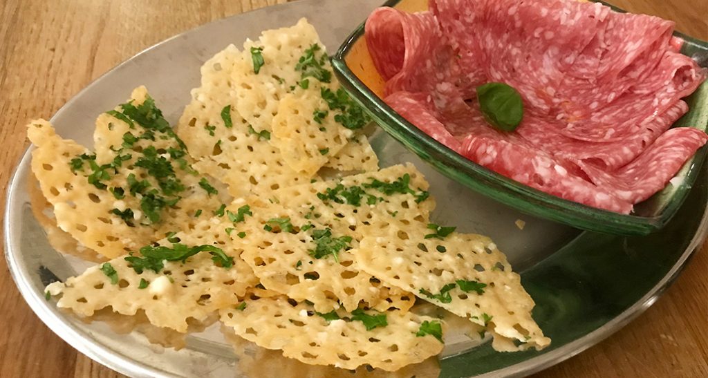 Parmesanchips och italiensk salami -chin chin