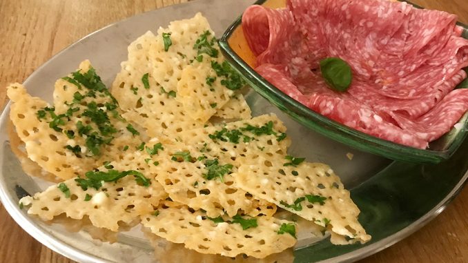 Parmesanchips och italiensk salami -chin chin