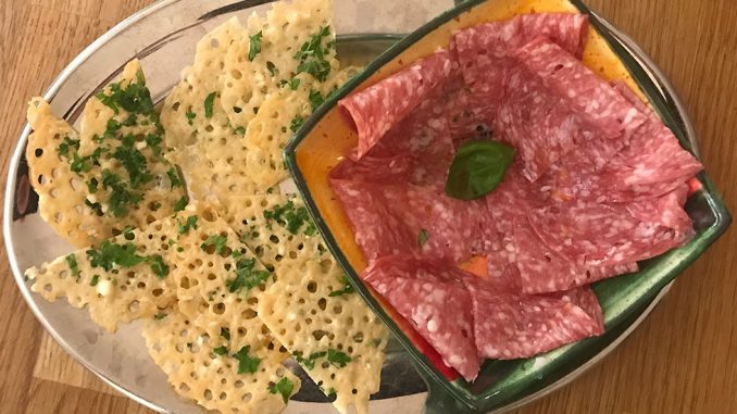 Parmesanchips och italiensk salami -chin chin