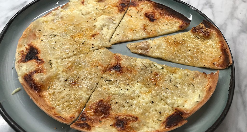 Öppen ostquesadilla -tortillapizza
