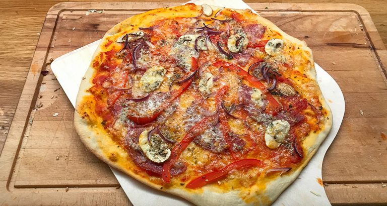 Pizza bakad på pizzasten -för första gången