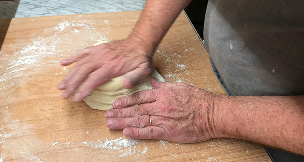 Pizzadegen gör du bäst själv -lätt som en plätt