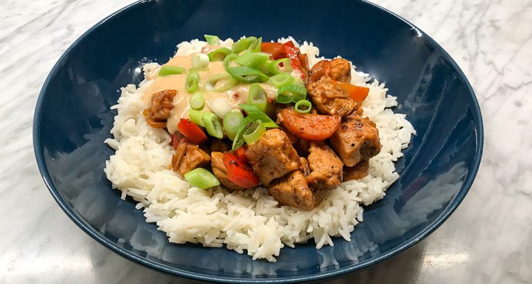 Kycklingbowl med ingefärsris och sesammajo -rätt i tiden