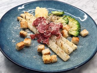 Grillad sparris med broccoli och halstrad salami