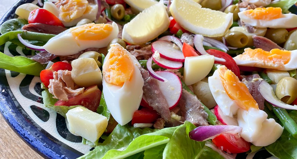 Sallad Niçoise -sommar på ett fat