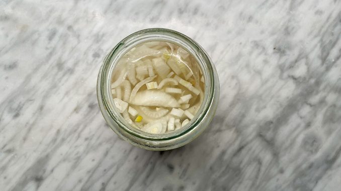 Picklad silverlök -fräscht och krispigt tillbehör