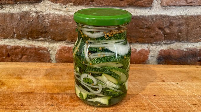 Picklad zucchini med silverlök och persilja