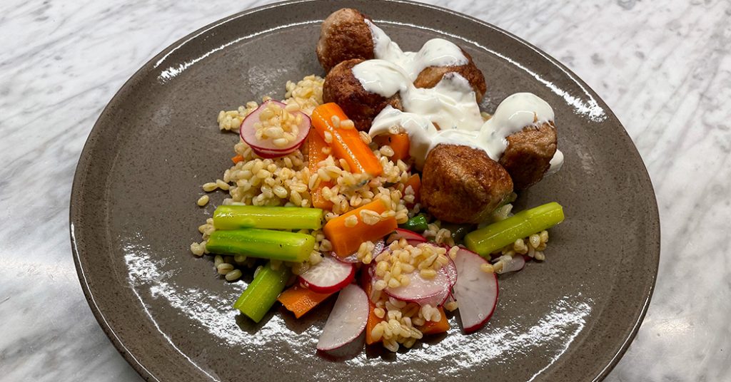 Kycklingbullar med bulgursallad -lättlagat och fräscht