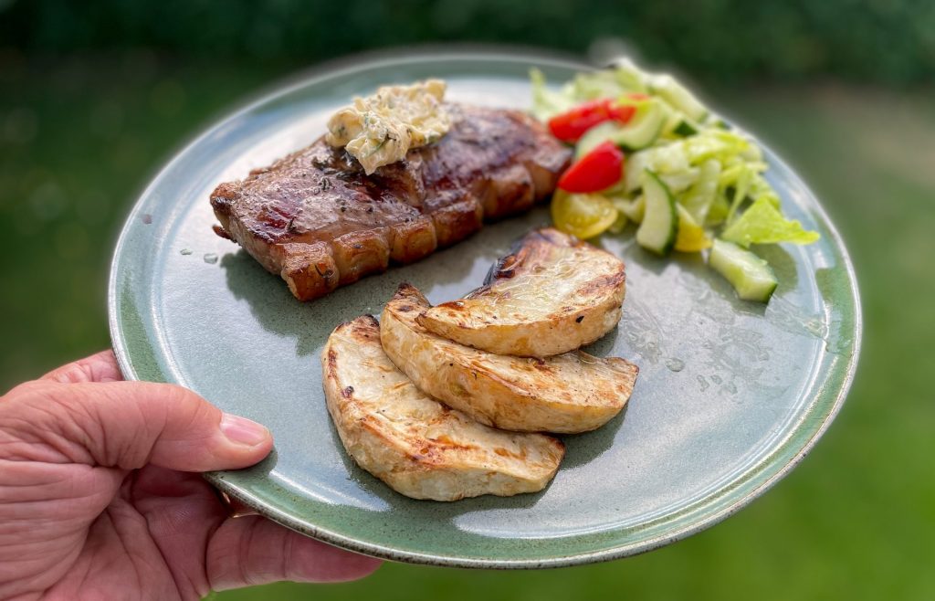 Grillade lammkotletter och rotselleri med rostat vitlökssmör