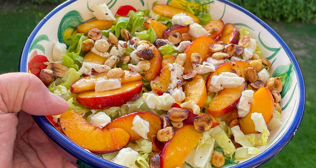 Nektarinsallad med getost och hasselnötter -fräscht och gott till grillat