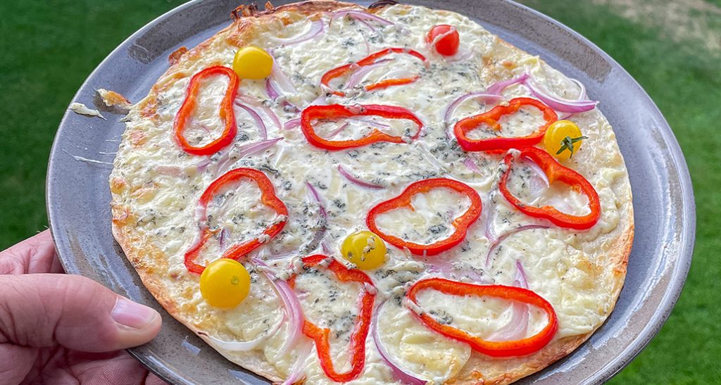 Vit tortillapizza med paprika och mögelost -löjligt enkelt