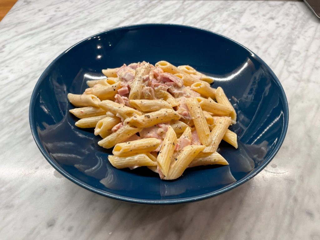 Penne rigate med harissaost och skinka -snabblagad pasta