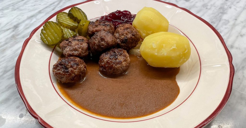 Köttbullar med potatis och sås -svensk husmanskost