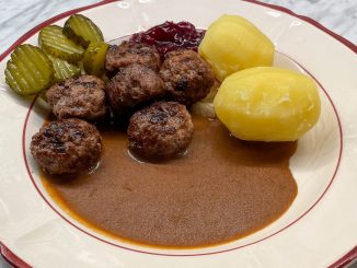 Köttbullar med potatis och sås -svensk husmanskost