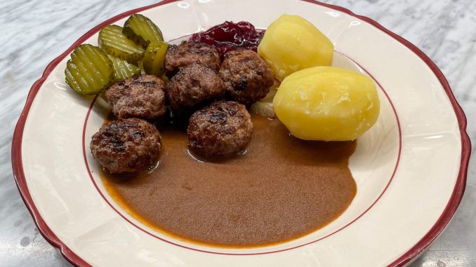 Köttbullar med potatis och sås -svensk husmanskost