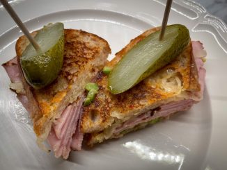 Reuben Sandwich -klassisk amerikansk macka
