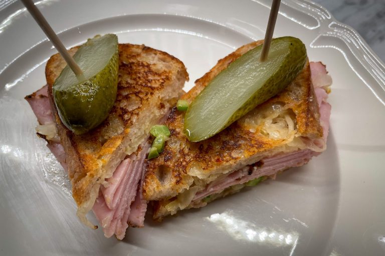 Reuben Sandwich -klassisk amerikansk macka