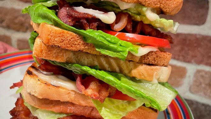 BLT-Sandwich -matig macka med bacon, sallad och tomat