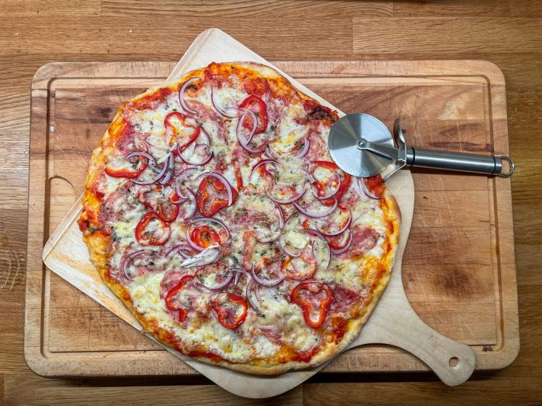 Pizza med fänkålssalami paprika och rödlök -på pizzasten