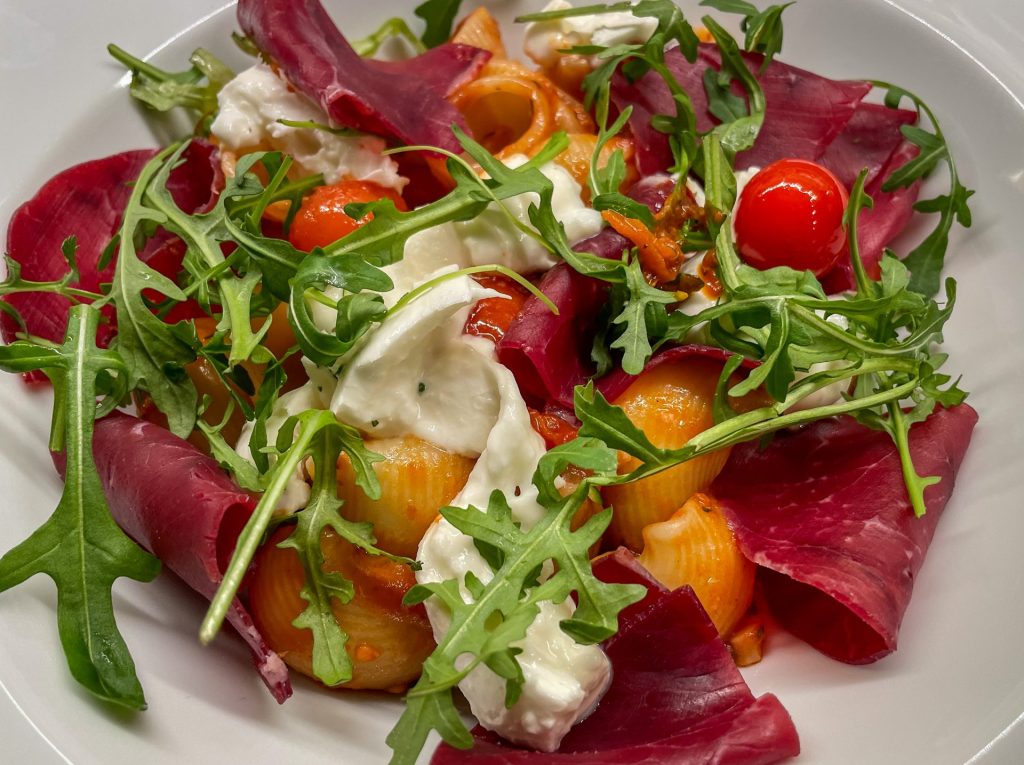 Pasta Puttanesca med mozzarella och bresaola -italienska smaker