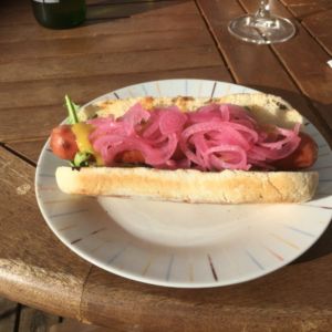 Korv med picklad rödlök