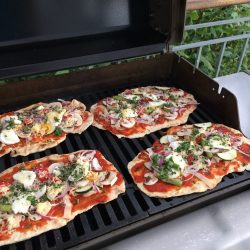 Grädda pizza på grillen Grädda pizza på grillen