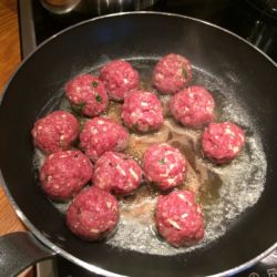 Högrevsköttbullar i stekpannan