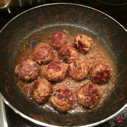 Högrevsköttbullar steks