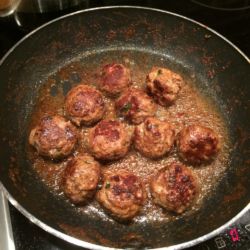 Högrevsköttbullar steks