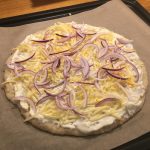 Torbjörns tarte-pizza lägg på rödlöken Torbjörns tarte-pizza lägg på rödlöken