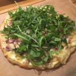 Torbjörns tarte-pizza lägg på ruccola Torbjörns tarte-pizza lägg på ruccola