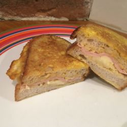 Torbjörns Croque Monsieur serveras