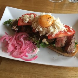 Bookmaker med picklad rödlök Bookmaker med picklad rödlök