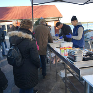 Provsmakning av fiskgryta och löjrom