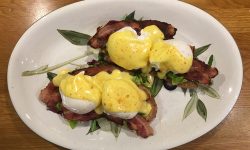 Ägg Benedict -från ovan Ägg Benedict -från ovan