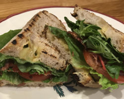 BLT på grillat surdegsbröd