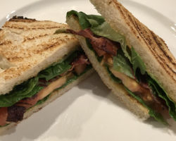 BLT på grillat formbröd
