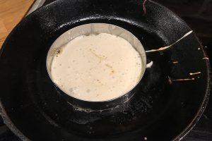 Grädda blinier i stekpanna med bakform Grädda blinier i stekpanna med bakform