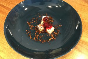 Kalvdans med körsbärssylt och rostade kavringsmulor Kalvdans med körsbärssylt och rostade kavringsmulor