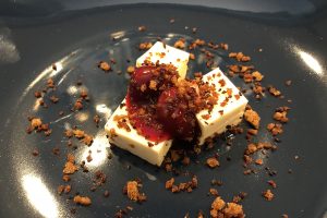 Kalvdans med körsbärssylt och rostade kavringsmulor