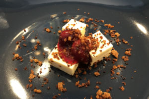 Kalvdans med körsbärssylt och rostade kavringsmulor