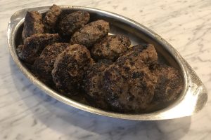 Senapsbiffar med ramslök -klara att serveras