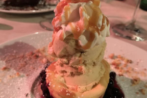 Cheescake con gelato alla vanliglia e frutto di bosco freschi