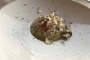 Uovo dal cuore morbido con crema al finocchio e tartufo fresco