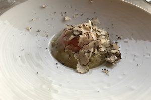 Uovo dal cuore morbido con crema al finocchio e tartufo fresco